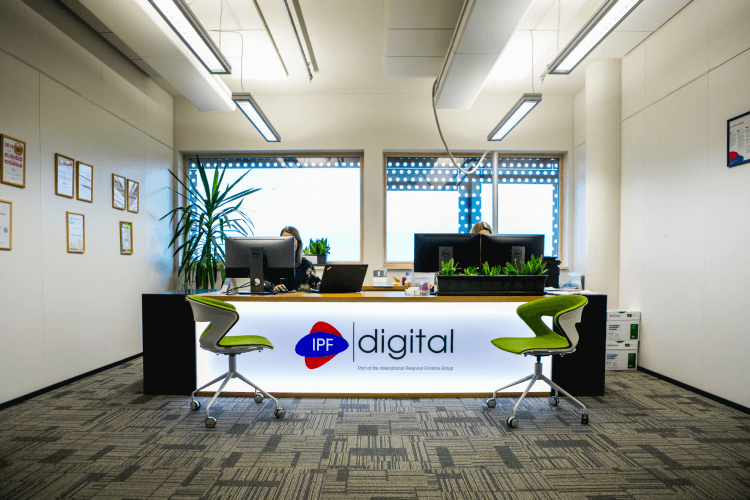 Envelope icon with arrow on a blue background, symbolizing communication and application process in careers